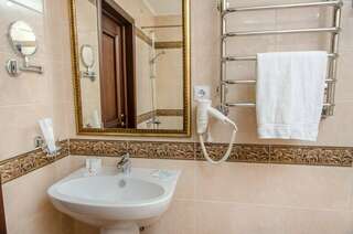 Гостиница Либерти Fly Адлер Трехместный номер «Комфорт»-5