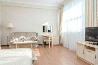 Гостиница Либерти Fly Адлер Трехместный номер «Комфорт»-1