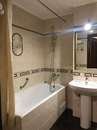 Гостиница Либерти Fly Адлер Трехместный номер «Комфорт»-9