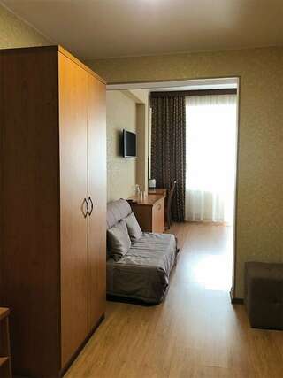 Гостиница Либерти Fly Адлер Трехместный номер «Комфорт»-10